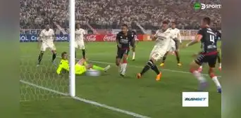 ¡Se reivindicó! Emanuel Herrera marca con un zurdazo y hace estallar el estadio Monumental