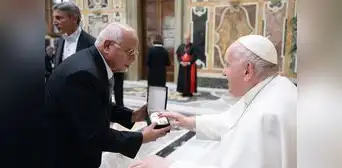 Papa Francisco recibe imagen de la Virgen María de las manos del rector de la UCSM Papa Francisco recibe imagen de la Virgen María de las manos del rector de la UCSM