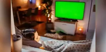 ¿Dejar el televisor enchufado consume energía?