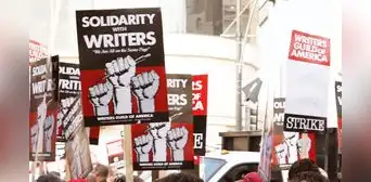 Huelga de guionistas en Hollywood se intensifica por quinto día consecutivo Huelga de guionistas en Hollywood se intensifica por quinto día consecutivo