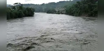 Tres personas desaparecieron tras naufragio de embarcación en río de Puno Tres personas desaparecieron tras naufragio de embarcación en río de Puno