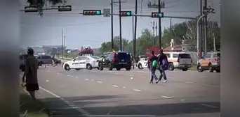 Sujeto arrolla a un grupo de migrantes y deja al menos 8 muertos frente a un refugio en Texas Sujeto arrolla a un grupo de migrantes y deja al menos 8 muertos frente a un refugio en Texas