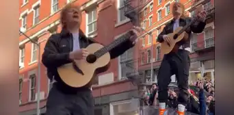 Ed Sheeran celebra triunfo en juicio por plagio cantando sobre un auto en Nueva York Ed Sheeran celebra triunfo en juicio por plagio cantando sobre un auto en Nueva York