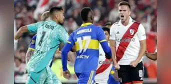 Luis Advíncula correteó a Palavecino por gritarle el gol en la cara, pero terminó en el piso