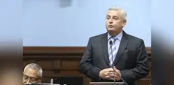 Fujimorista que llamó "mantel de chifa" a wiphala invita a historiadora para defenderse, pero esta lo recrimina