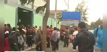 Sujeto deja estacionado su camión por 2 meses fuera de colegio: "Yo sé que no debe estar ahí" Sujeto deja estacionado su camión por 2 meses fuera de colegio: "Yo sé que no debe estar ahí"