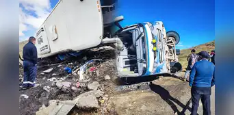 La Libertad: 2 mineros fallecidos y 7 heridos deja volcadura de bus La Libertad: 2 mineros fallecidos y 7 heridos deja volcadura de bus