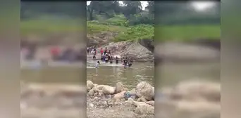 Pobladores arriesgan sus vidas y cruzan turbulentas aguas de río para sepultar a bebé de 6 meses en Piura Pobladores arriesgan sus vidas y cruzan turbulentas aguas de río para sepultar a bebé de 6 meses en Piura