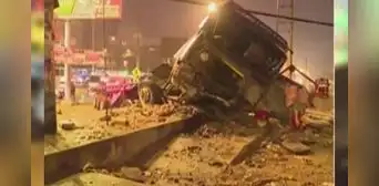 VMT: accidente de tráiler deja un herido tras despistarse por lluvias en Lima VMT: accidente de tráiler deja un herido tras despistarse por lluvias en Lima