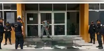 Vecinos lanzan agua de desagüe a municipalidad en Piura por falta de servicios básicos