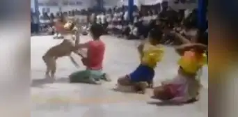 Día de la Madre: perrito se robó el show durante actuación en Iquitos Día de la Madre: perrito se robó el show durante actuación en Iquitos