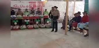 Día de la Madre: policías homenajean a mujeres de bajos recursos económicos en Huánuco