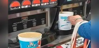 Mujer aprovecha café gratis durante inauguración de tienda y se lleva 2 litros en grandes vasos