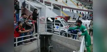 Cáceda, portero del FBC Melgar, regala sus guantes a niño: “Quiero ser un gran arquero como tú”