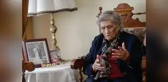 Madre centenaria del cañón de Cotahuasi e hincha de la U Madre centenaria del cañón de Cotahuasi e hincha de la U