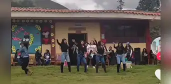 “Lindas maestras de Maroyu”: profesoras se lucen bailando coreografía de la agrupación en Andahuaylas “Lindas maestras de Maroyu”: profesoras se lucen bailando coreografía de la agrupación en Andahuaylas