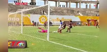 Larios, exUniversitario, anota el 1-0 para Alianza Atlético y lo celebra de manera eufórica Larios, exUniversitario, anota el 1-0 para Alianza Atlético y lo celebra de manera eufórica