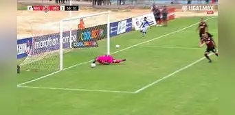 ¡Terrible blooper de Carvallo! El arquero dejó pasar el balón de manera insólita y la 'U' pierde 2-1 ¡Terrible blooper de Carvallo! El arquero dejó pasar el balón de manera insólita y la 'U' pierde 2-1