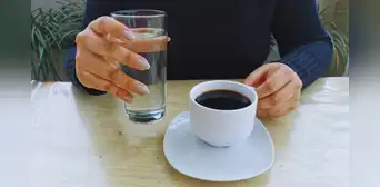 ¿Por qué deberías beber un vaso de agua antes de tomar café?