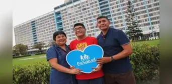 Adolescente con problemas en la columna vuelve a caminar gracias a compleja operación