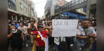Mesa Redonda: comerciantes informales continúan en las pistas a la espera de ser reubicados Mesa Redonda: comerciantes informales continúan en las pistas a la espera de ser reubicados