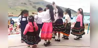 Niños enternecen al zapatear al ritmo de huayno en homenaje a sus madres en La Libertad