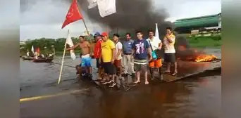 Trabajadores bloquean río, en vez de carreteras, a modo de protesta por obra paralizada en Loreto Trabajadores bloquean río, en vez de carreteras, a modo de protesta por obra paralizada en Loreto