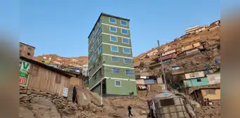 La insólita casa de 7 pisos en un asentamiento humano de SJL: "Se excedieron" La insólita casa de 7 pisos en un asentamiento humano de SJL: "Se excedieron"