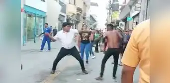 Empresario defiende su tienda a correazo limpio en pleno centro de Chiclayo Empresario defiende su tienda a correazo limpio en pleno centro de Chiclayo