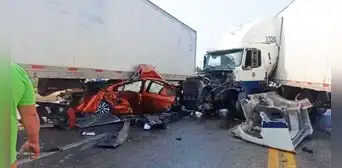 Auto queda aplastado, pero conductor se salva de milagro en una carretera de México Auto queda aplastado, pero conductor se salva de milagro en una carretera de México