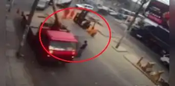 SJL: falsos trabajadores de obra se robaron planchas metálicas de una pista con un camión grúa SJL: falsos trabajadores de obra se robaron planchas metálicas de una pista con un camión grúa