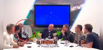 Waldir Sáenz recibió curioso regalo con alusión a Hernán Barcos en pleno programa