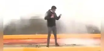 Reportero fue sorprendido en vivo por fuerte ola mientras informaba desde la Costa Verde