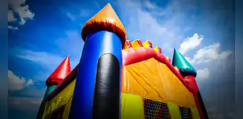 Niña de 4 años fallece por asfixia al enredarse en castillo inflable, en Ucrania
