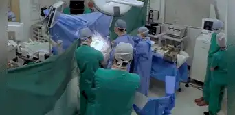 Médicos peruanos operan del cerebro a paciente mientras estaba despierto Médicos peruanos operan del cerebro a paciente mientras estaba despierto