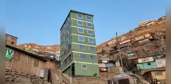 La insólita casa de 7 pisos en un asentamiento humano de SJL: "Se excedieron"