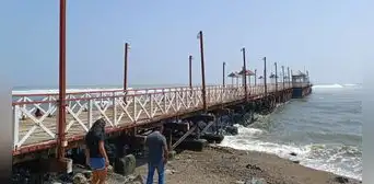 Parte del muelle de Huanchaco es destruido por fuertes oleajes en Trujillo Parte del muelle de Huanchaco es destruido por fuertes oleajes en Trujillo