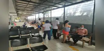 Pacientes con dengue son atendidos en pasillos y médicos improvisan portasueros, en Piura Pacientes con dengue son atendidos en pasillos y médicos improvisan portasueros, en Piura
