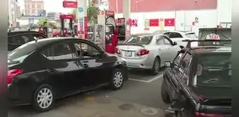 La Victoria: se registra largas filas de vehículos para conseguir GLP en grifos La Victoria: se registra largas filas de vehículos para conseguir GLP en grifos