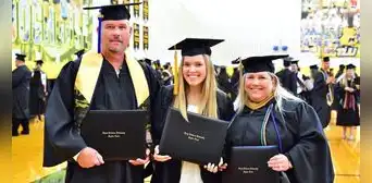 Padres retoman sus estudios universitarios y consiguen graduarse junto con su hija en EE. UU. Padres retoman sus estudios universitarios y consiguen graduarse junto con su hija en EE. UU.