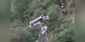 La Libertad: 5 muertos y 2 niños desaparecidos dejó caída de combi a abismo La Libertad: 5 muertos y 2 niños desaparecidos dejó caída de combi a abismo