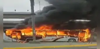 Independencia: bus de transporte público se quemó por completo y generó temor en transeúntes Independencia: bus de transporte público se quemó por completo y generó temor en transeúntes