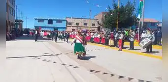 Celebran aniversario de centro poblado de Puno cantando "Esta democracia ya no es democracia"