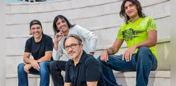 “Nena, no te peines en la cama”: ¿qué superstición esconde la famosa frase de los Enanitos Verdes?