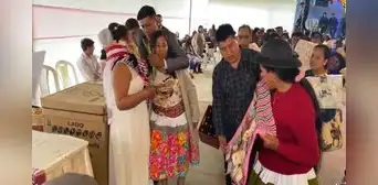 Novia en Huancavelica se amarra alforja en el cuello para recibir dinero de regalo durante su boda Novia en Huancavelica se amarra alforja en el cuello para recibir dinero de regalo durante su boda