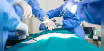 Despiden a cirujano por pedirle a trabajadora de limpieza que lo ayudara con una amputación