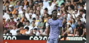 Comité anula roja a Vinicius y cierra una tribuna al Valencia tras insultos racistas al brasileño Comité anula roja a Vinicius y cierra una tribuna al Valencia tras insultos racistas al brasileño