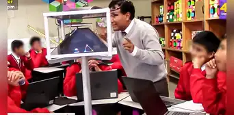 Docente muestra innovador método con hologramas para enseñar matemáticas a estudiantes en Huancavelica Docente muestra innovador método con hologramas para enseñar matemáticas a estudiantes en Huancavelica