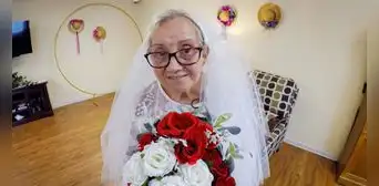 Mujer de 77 años tiene la boda soñada al casarse con ella misma: "Es lo que siempre quise" Mujer de 77 años tiene la boda soñada al casarse con ella misma: "Es lo que siempre quise"