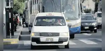 Taxis colectivos le ganan la carrera a los corredores: más de 40 rutas ilegales